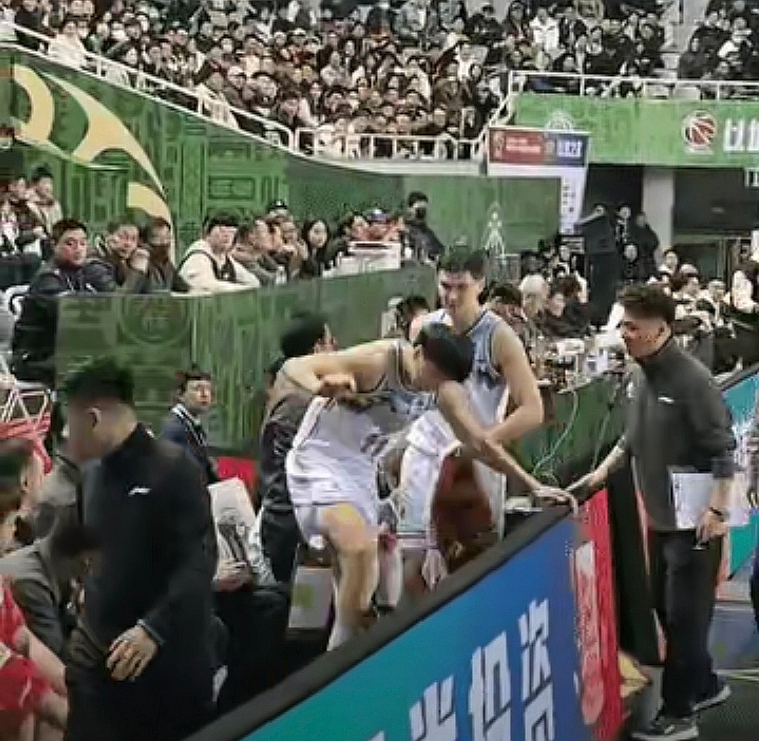 世俱杯赛程-争议判罚成比赛焦点，球迷情绪激动不已