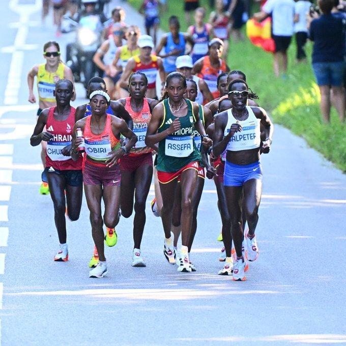 荷兰运动员在自行车比赛中夺冠