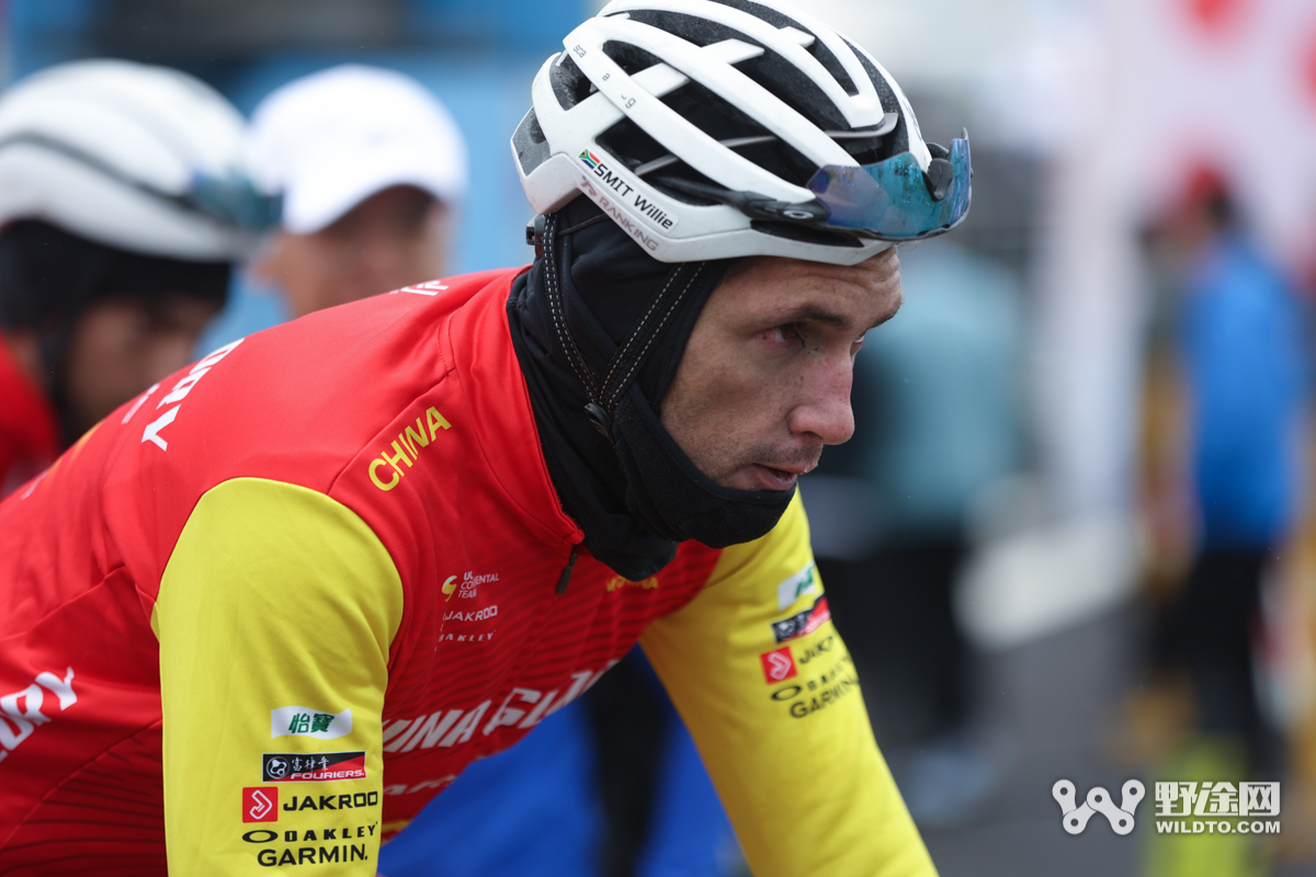 荷兰运动员在自行车比赛中夺冠