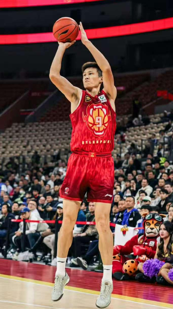 深圳队实力突出，取得胜利领跑的简单介绍