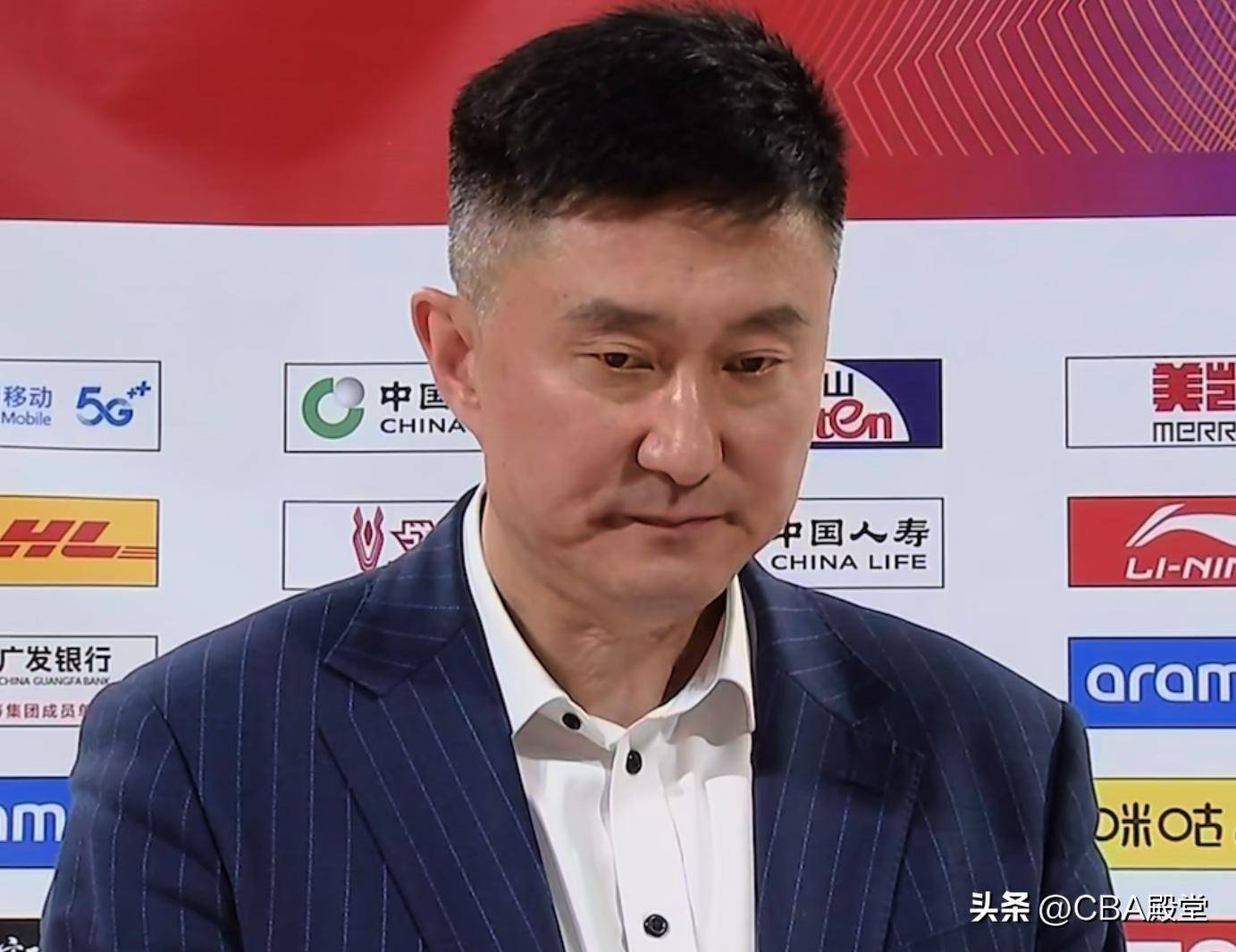 马赛全队拼尽全力，成功称王