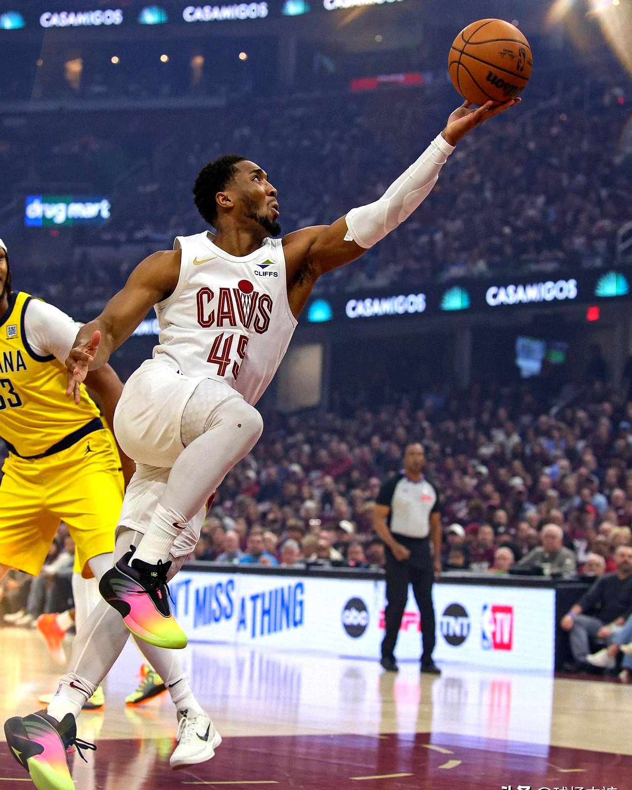 雄鹿客场逆转步行者获得胜利，米德尔顿30分发威的简单介绍