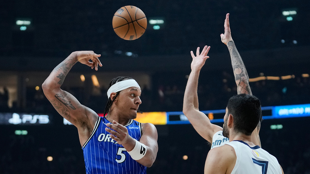 76人防守锁死灰熊，德罗赞压力下完成爆发